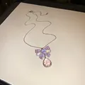 Nahaufnahme einer silbernen Halskette mit rosa Zirkon-Schleife und Tropfenanhänger - Rosa Schleifen Halskette (WN1254) / Silber