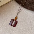 Collier minimaliste rétro avec un pendentif rectangulaire marron et perle d'ambre - Style Rectangle / Marron