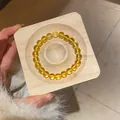 Bracciale di perle d'agata traslucida gialla su un supporto in legno - Diametro 8mm / Giallo