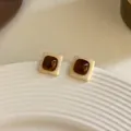 Détail de boucles d'oreilles en résine marbrée marron vintage avec cadre crème - 26# Tige en Argent - Café Rouge