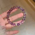 Dettaglio ravvicinato di un bracciale in cristallo ametista viola con distanziatore oro - Stile 12 (WB419) / Viola