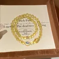 Bracciale a perle traslucide gialle con pietra tipo opale in portagioie marrone - Stile 43 (Perla Artificiale) / Giallo