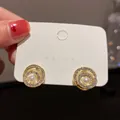 Elegante goldene runde Stecker Ohrringe mit schimmernden Kristallen und Perlen-Detail. - Pave Strass Perle Reifen (55#)