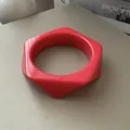 Detalle de un brazalete geométrico de acrílico rojo con acabado brillante - Estilo Hexagonal / Rojo