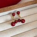 Vista detallada de pendientes de cereza rojo Ancora sobre una bandeja de joyas - Pasador de Plata-Rojo Vino