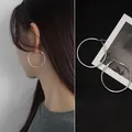 Orecchini a cerchio in argento minimalisti con design circolare per uno stile moderno. - Grande / Argento