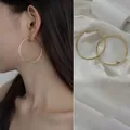 Orecchini a cerchio geometrici minimalisti in oro con perno in argento per orecchie - Grande / Oro