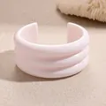 Brazalete abierto de acrílico rosa claro con un diseño redondeado de tres capas - Estilo de Triple Ondulación / Rosa Claro