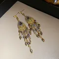 Detailansicht der hochwertigen Vintage-Ohrringe mit Kristalltropfen und Kettenquasten für Damen. - Grau