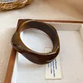 Elegante brazalete de ondas de acrílico minimalista ámbar carey para mujer accesorio - Estilo Retorcido / Marrón