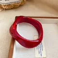 Elegante brazalete de acrílico rojo con diseño ondulado irregular para mujer, moda - Estilo Retorcido / Rojo