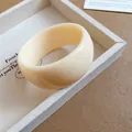 Brazalete redondo minimalista de acrílico blanco crema con acabado brillante para mujer - Estilo Redondo / Blanco