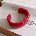 Brazalete abierto de acrílico rojo vibrante con acabado brillante para moda mujer - Tamaño Ajustable / Rojo