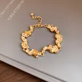 Vista detallada de pulsera de metal dorado con eslabones arrugados irregulares - Pulsera Estilo 3 / Dorado