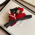 Primer plano de una pinza para el cabello de tela con motivo de caballo y cinta a cuadros. - No.1 Pinza de Pelo-Pony (HH6450) / 1 Pieza / Rojo