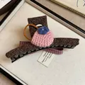 Detalle de una pinza para el pelo de tela marrón con flores de ganchillo rosas y azules - No.2 Pinza de Pelo-Bolso (HH6450) / 1 Pieza / Rosa