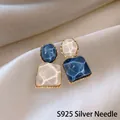 Eleganti orecchini geometrici blu Klein e bianco crema con ago in argento S925 da donna - Orecchini a Bottone Geometrici a Contrasto a Crespature d'Acqua / Blu Klein/Bianco Crema