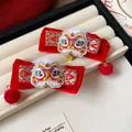 Detailansicht der roten Samtschleifen-Haarspangen mit traditioneller chinesischer Löwentanz-Stickerei - 47# Entenschnabelclip-Rot-Paar