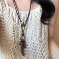 Long collier bohème en plumes de style ethnique avec étoiles et perles sur haut blanc - Collier Grande Plume (1#)