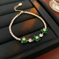 Bracelet fleur élégant plaqué or avec zircons verts et blancs pour un style chic et raffiné - Fleur Verte / Or