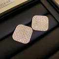 Élégantes boucles d'oreilles carrées dorées entièrement serties de strass étincelants - Style Losange / Or