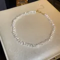 Primo piano di un'elegante collana di perle vintage francese su un portagioie bianco. - Collana di Perle Barocche Irregolari 15#