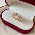 Vue détaillée d'une bague croisée en or rose avec cristaux de zircone. - Style Croisé Réglable / Or rose