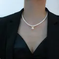 Vista dettagliata di una classica collana di perle bianche con un grande ciondolo a goccia - Collana con Pendente in Perla in Acciaio al Titanio 22#