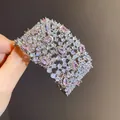 Dettaglio di bracciale rigido geometrico traforato con pietre di zirconia bianche e rosa - Stile Geometrico Traforato Industria Pesante (WB1387) / Argento Rosa