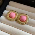 Vista dettagliata di orecchini quadrati vintage con cabochon rosa e trama dorata lucida - Stile Rugoso Quadrato (WE5265) / Rosa