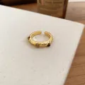 Elegante anello martellato placcato oro 18k con occhio di tigre e pietre di zircone. - Stile 6 / Oro