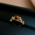 Elegante anello placcato in oro 18 carati con occhio di tigre e accenti di zircone. - Stile 12 / Oro E Caffè