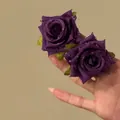 Primo piano dettagliato di orecchini a rosa in tessuto viola con gocce di rugiada in perline - Stile con Perno in Argento (Style 41)