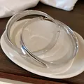 Detailansicht großer silberner runder Metall-Creolen in minimalistischem Design - Einfacher Bandstil / Silber
