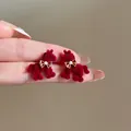 Boucles d'oreilles cheval en velours bordeaux élégantes avec un petit nœud en perles. - Style Poney Floqué Rouge (2#)