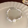 Elegante bracciale con perle d'argento irregolari e perle bianche regolabile - Stile Mix Minimalista di Argento Triturato e Perle (Stile 34)