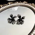 Elegante schwarz-graue florale Kristall-Ohrringe mit Silbernadeln für Damen auf Spiegel - Kristallblumen-Stil
