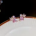 Elegante Ohrstecker aus Roségold mit quadratischem rosa Zirkonia und feinen Perlendetails - Rosa quadratische Zirkonia-Stil