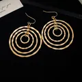 Elegante goldene mehrlagige strukturierte runde Creolen mit hohlem Drop-Hook-Design - Gold