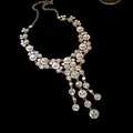 Macro dettagliata della collana in stile palazzo vintage con scintillanti nappe di cristallo - Stile Corto / Argento