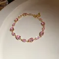 Vue détaillée d'un bracelet doré élégant serti de pierres de zircon roses en forme de poire. - Style Poire Rose (6#)