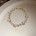 Gros plan d'un bracelet en or vintage orné de zircons rectangulaires étincelants - Style Taille à Degrés Transparent (7#)