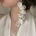 Primo piano dettagliato di eleganti orecchini a nappa di conchiglia con perle su modella - Stile 4 Clip per Orecchio (Singolo)