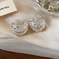 Dettaglio ravvicinato di orecchini a clip intrecciati argentati per orecchie non forate - Argento