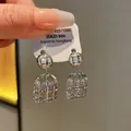 Primer plano de los pendientes de jaula geométrica con circonitas y perla superior - Diseño de Jaula Geométrica (HE16360) / Plateado