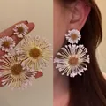 Eleganti orecchini a margherita bianca con filamenti dorati per gioielli donna regalo - Filamento a Doppia Margherita (Perno in Argento)