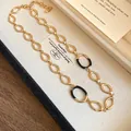 Detailansicht einer vergoldeten Halskette mit ovalen Gliedern und schwarzen Akzenten - Halskette / Gold/Schwarz