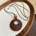 Détail d'un collier de style Zen rétro avec anneau en bois foncé et perle en bois. - 21# Collier (HN6659-1)