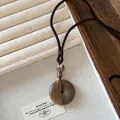 Primo piano del ciondolo vintage Ping An Kou con trama venature del legno naturale - Stile 67 (67#)
