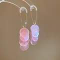 Eleganti orecchini con nappa in conchiglia rosa e un design unico a spilla con strass - Stile 51